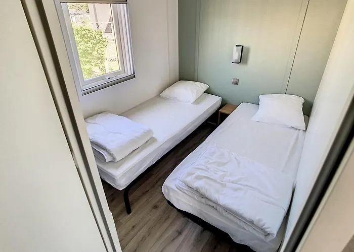 Mobil-home 35m², 3 Chambres, Terrasse Couverte, Piscine Chauffee, A 200m De La Plage, - Fr-1-361a-6 *